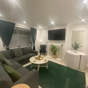 Charming 3-bed House Near Central Holiday home