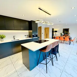 Luxury 7 Bedroom House In Didsbury, Holiday home